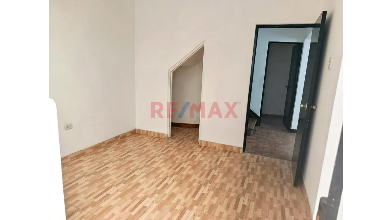 Vendo Casa De Tres Pisos Frente A Parque - 15