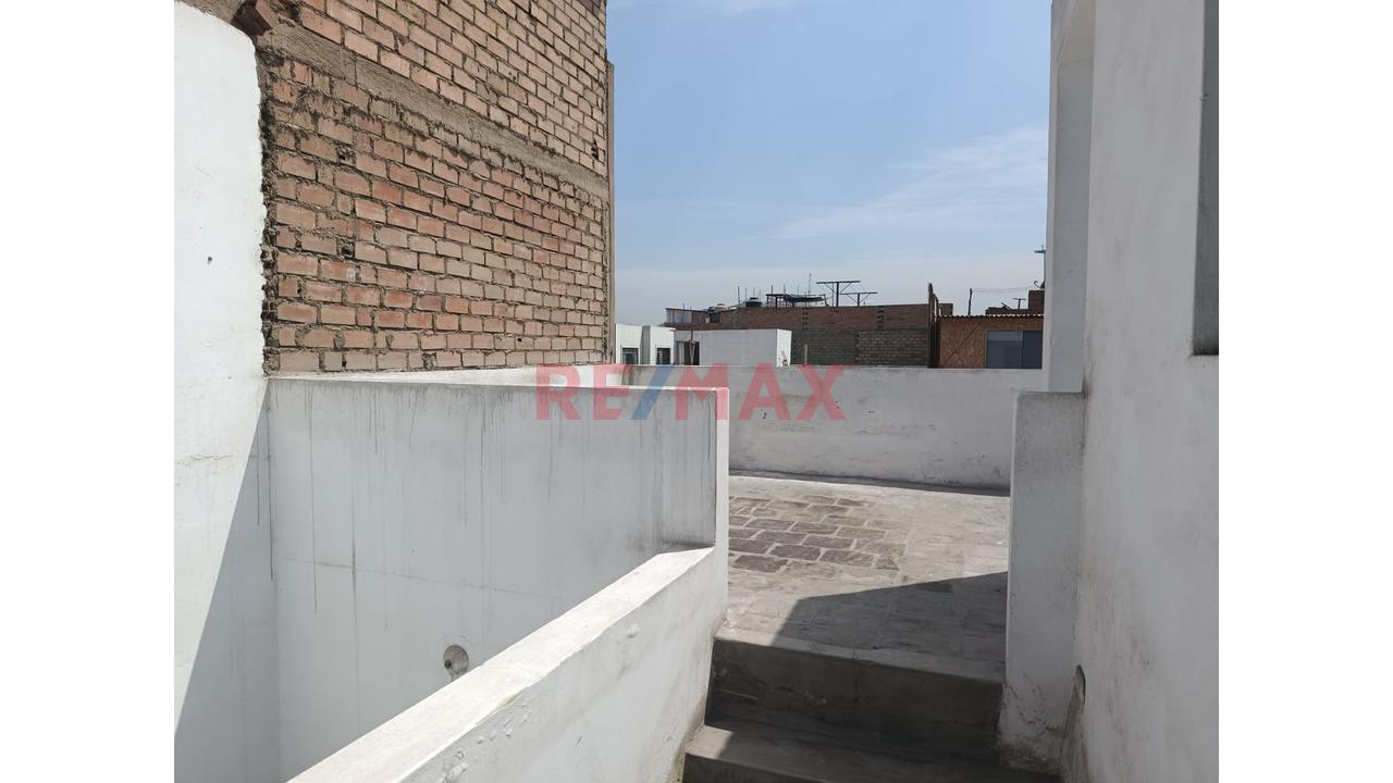 Vendo Casa De Tres Pisos Frente A Parque - 14