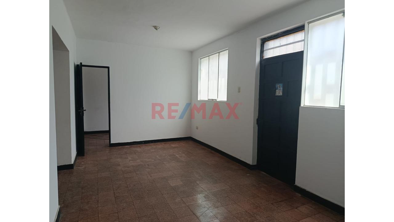 Vendo Casa De Tres Pisos Frente A Parque - 10