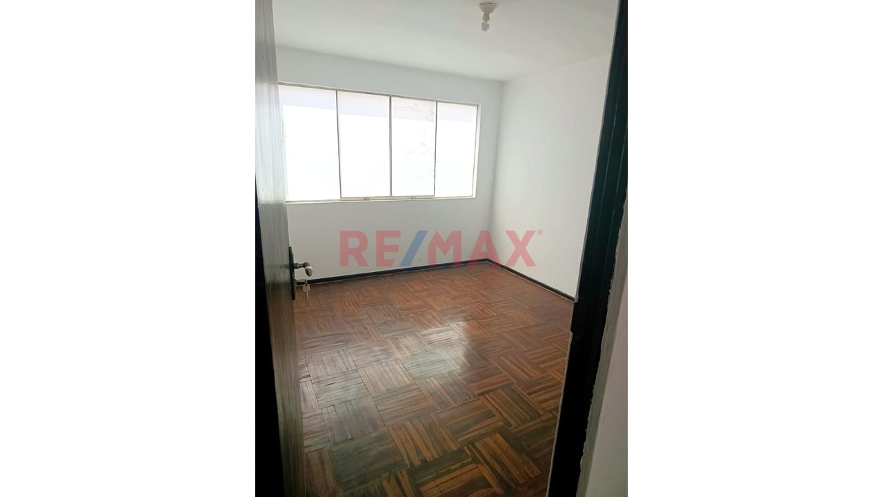 Vendo Casa De Tres Pisos Frente A Parque - 2