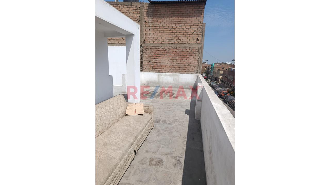 Vendo Casa De Tres Pisos Frente A Parque - 13