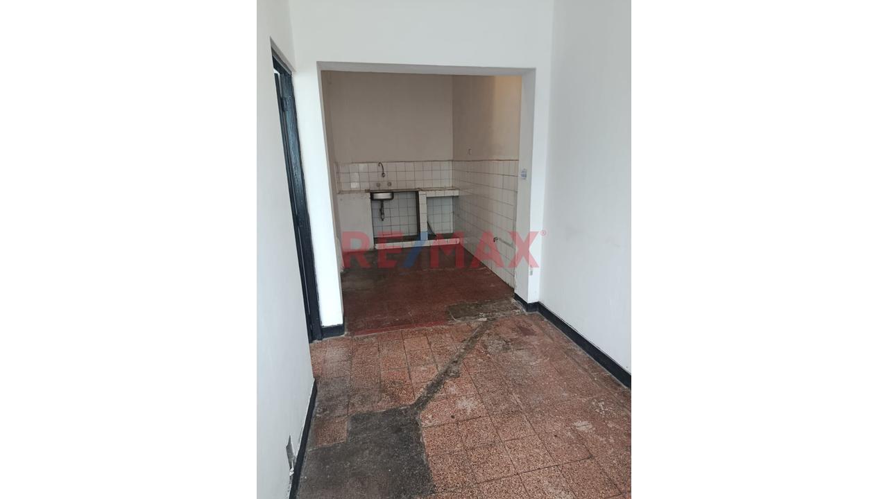 Vendo Casa De Tres Pisos Frente A Parque - 6