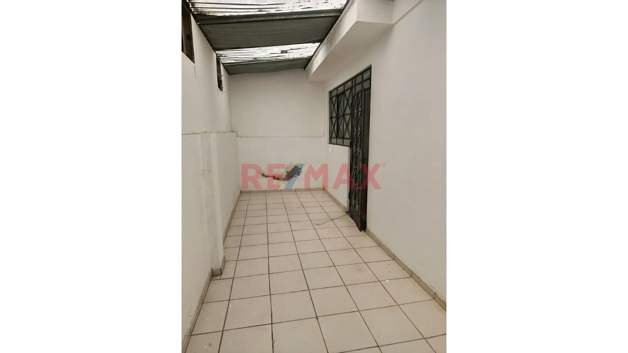 Vendo Casa De Tres Pisos Frente A Parque - 7