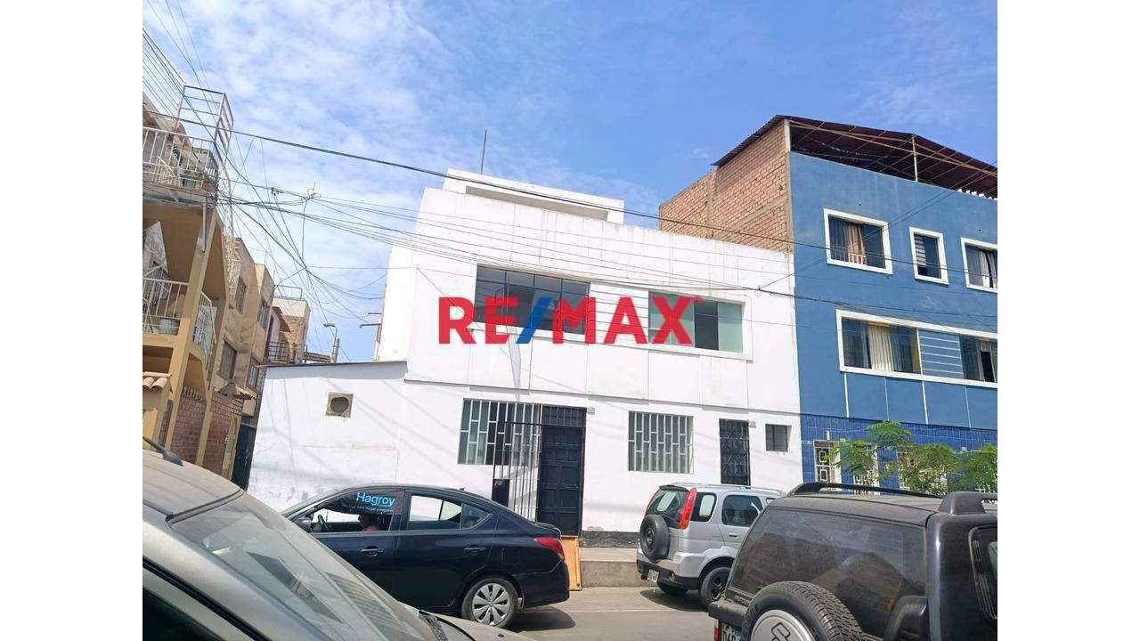 Vendo Casa De Tres Pisos Frente A Parque - 1