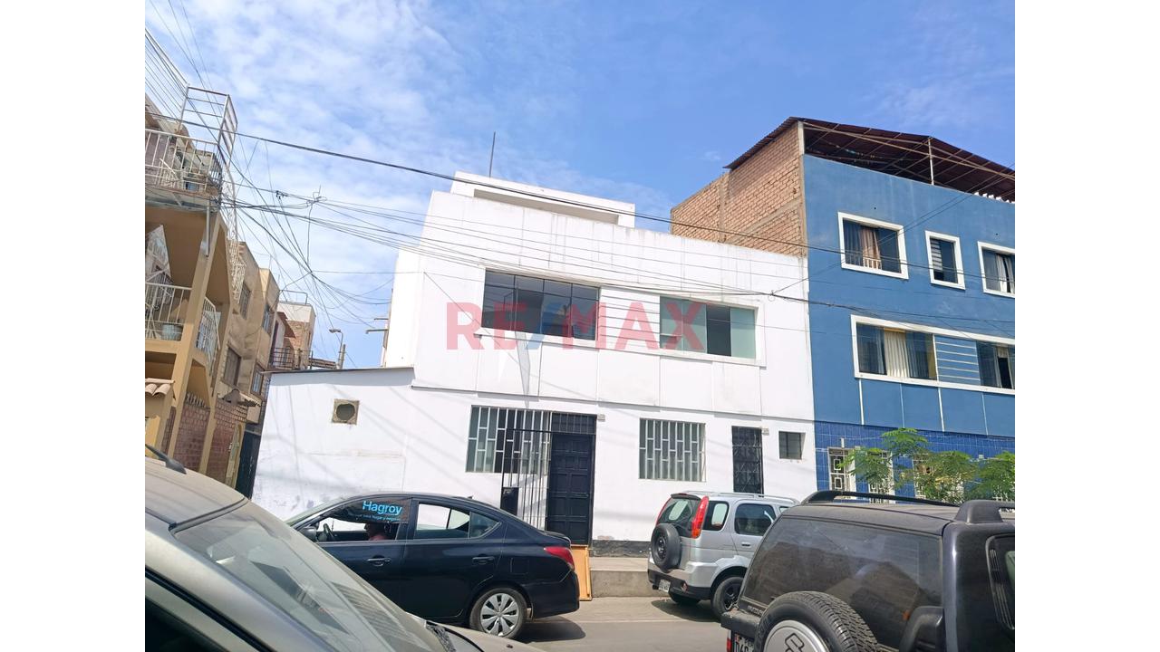 Vendo Casa De Tres Pisos Frente A Parque - 3