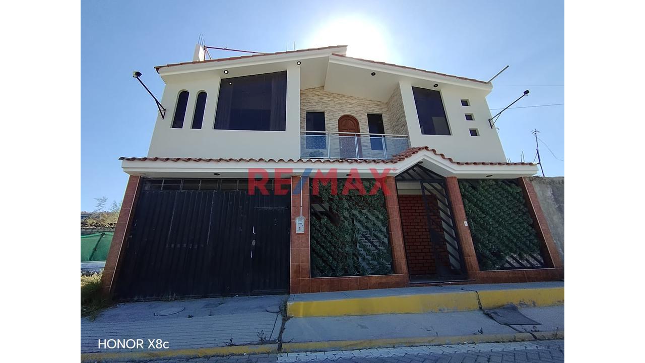 Amplia Y Moderna Casa En Venta En Yura A 2 Min De La Carretera Yura
