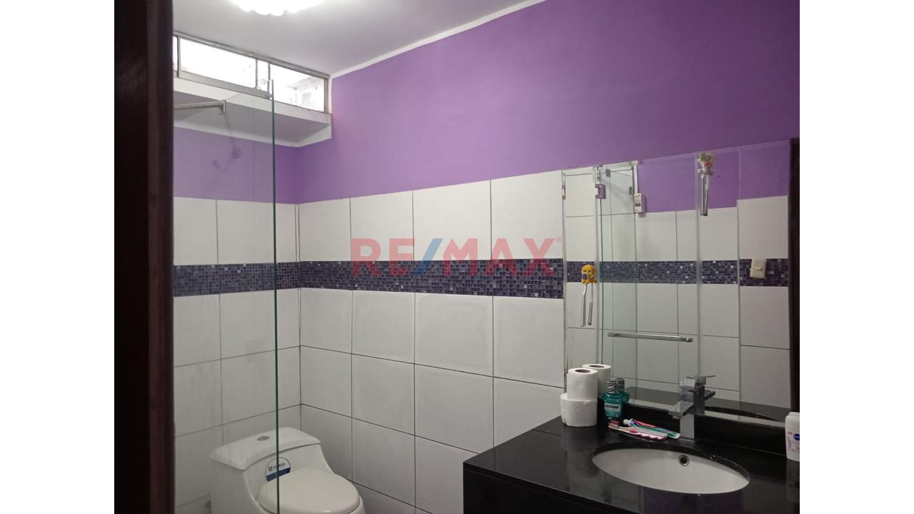 Casa De Un Piso Y Medio En Buena Ubicacion En Los Olivos — foto 3