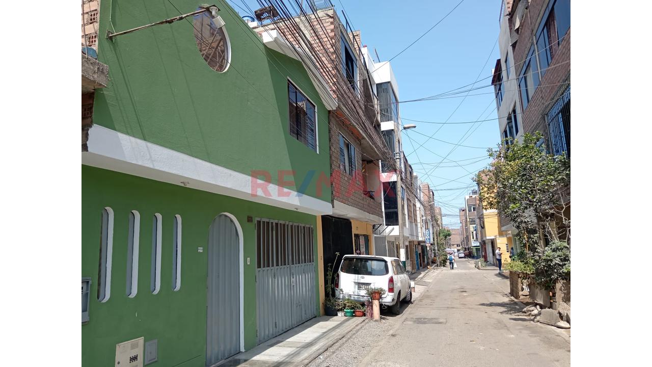 Casa De Un Piso Y Medio En Buena Ubicacion En Los Olivos — foto 14
