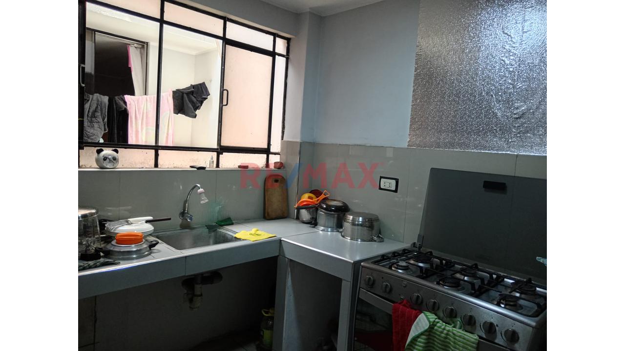 Casa De Un Piso Y Medio En Buena Ubicacion En Los Olivos — foto 4