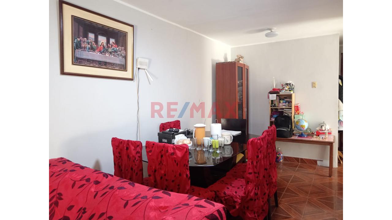 Casa De Un Piso Y Medio En Buena Ubicacion En Los Olivos — foto 13