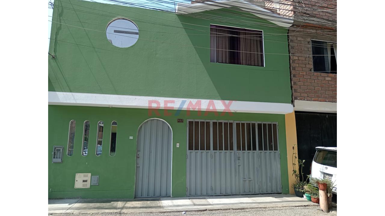 Casa De Un Piso Y Medio En Buena Ubicacion En Los Olivos — foto 9