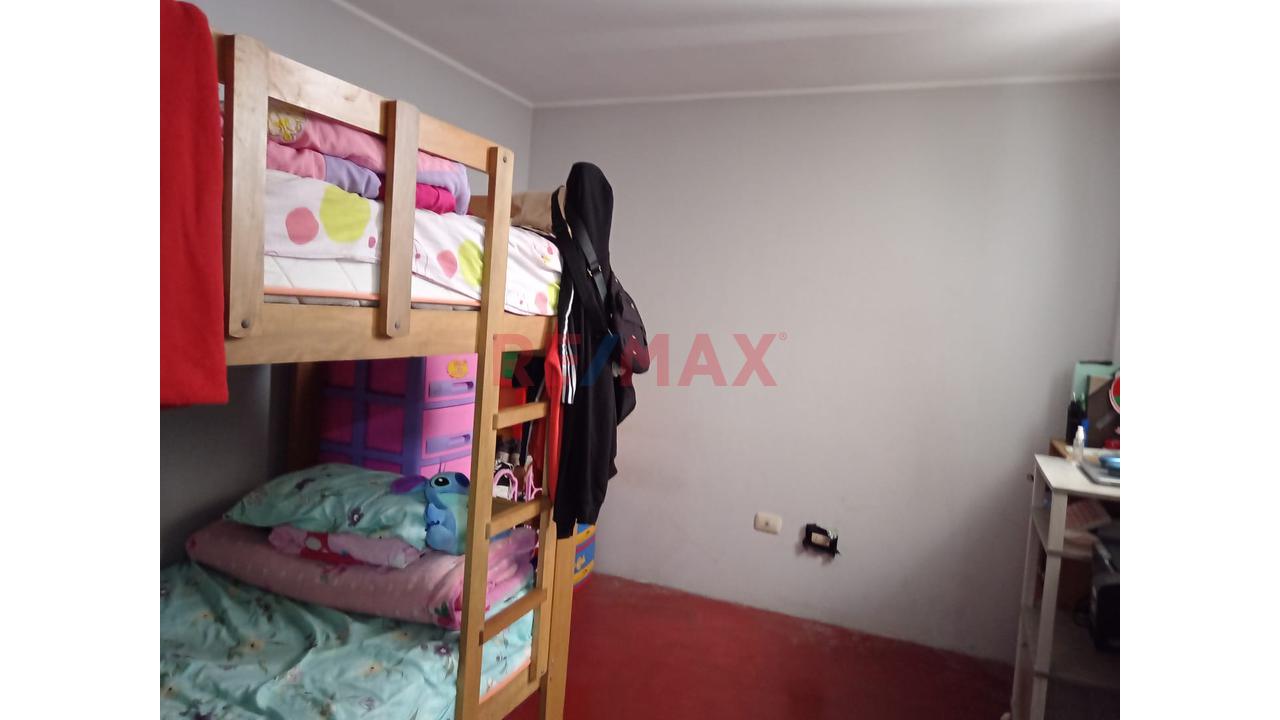 Casa De Un Piso Y Medio En Buena Ubicacion En Los Olivos — foto 12