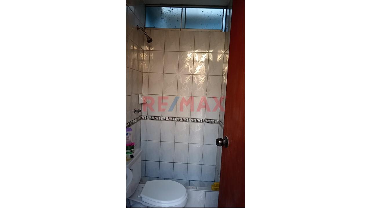 Casa De Un Piso Y Medio En Buena Ubicacion En Los Olivos — foto 5