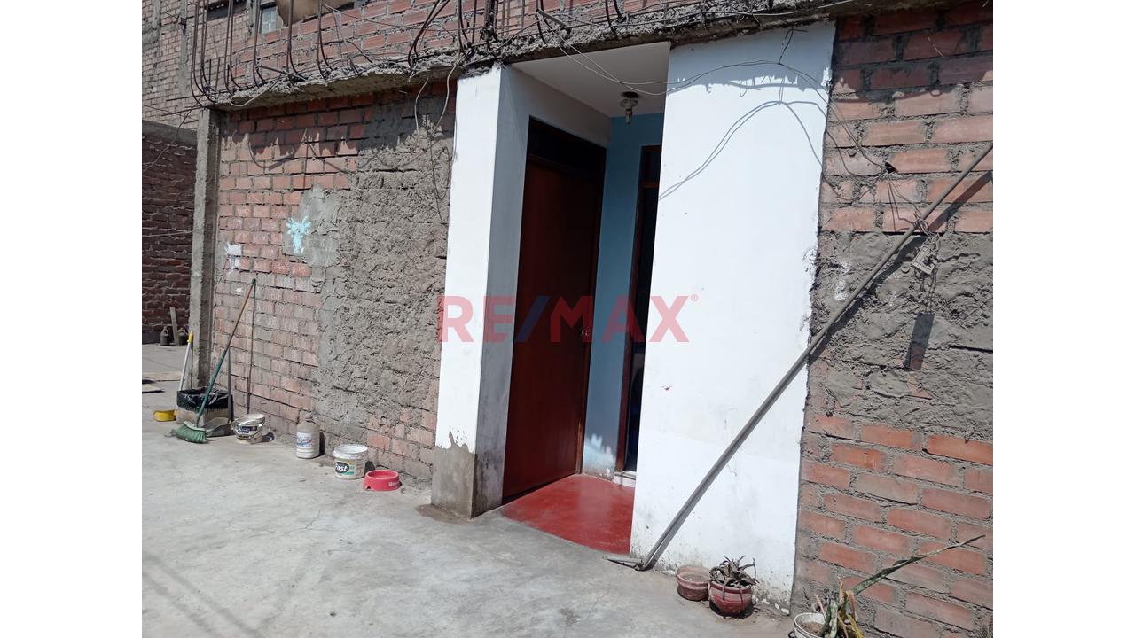Casa De Un Piso Y Medio En Buena Ubicacion En Los Olivos — foto 11