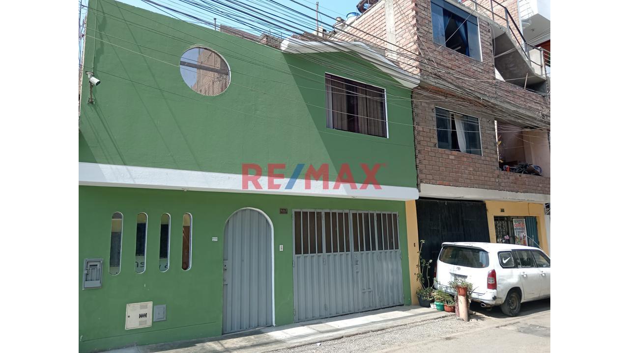 Casa De Un Piso Y Medio En Buena Ubicacion En Los Olivos
