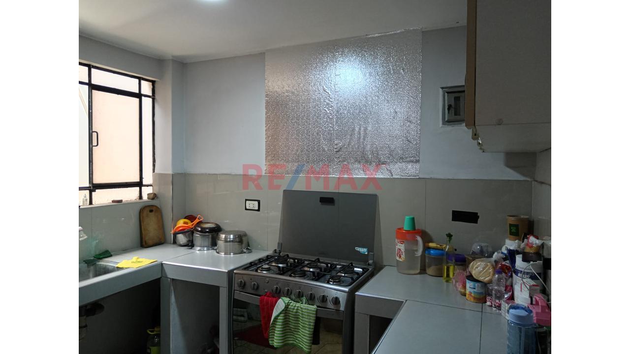 Casa De Un Piso Y Medio En Buena Ubicacion En Los Olivos — foto 8