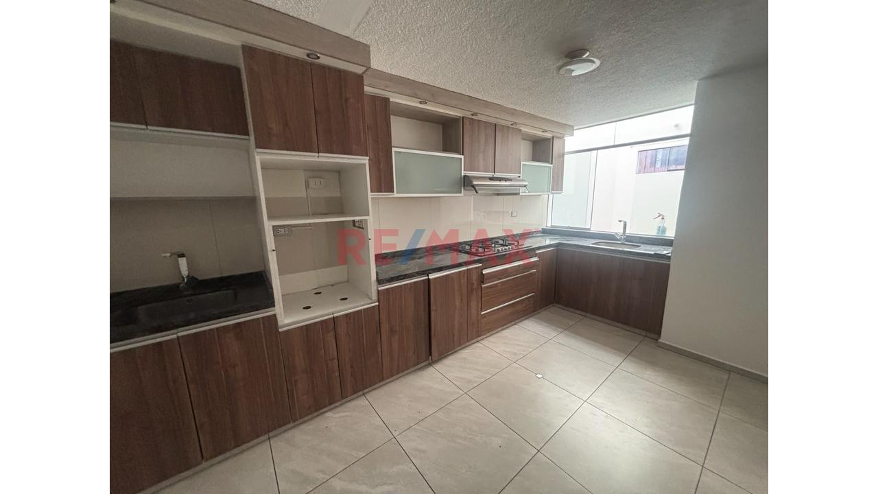 🏡 Alquilo Casa De 3 Pisos – Zona Residencial  José Luis Bustamante Y Rivero