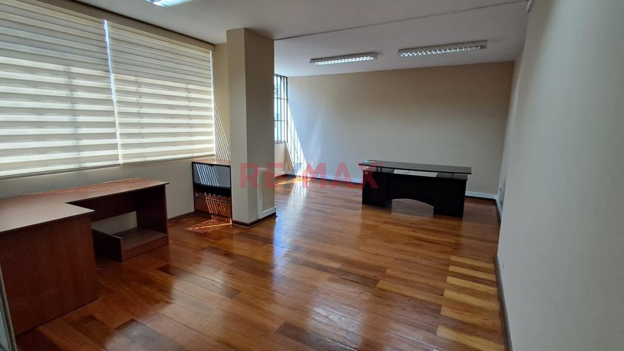 Oficina Amoblada De Dos Pisos En Alquiler Cerca A La Urb Santa Victoria Chiclayo - 11
