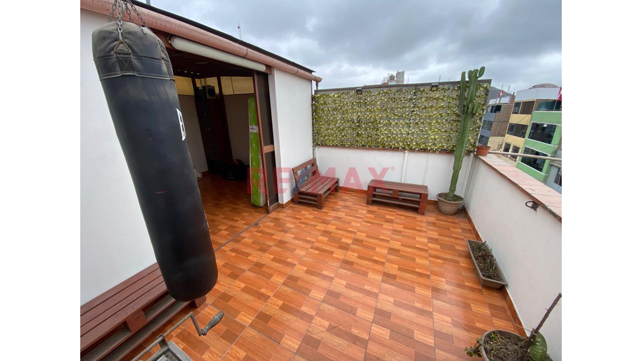Venta De Departamento Tipo Dúplex Con Vista A La Ciudad En El Distrito De Los Olivos, — foto 8