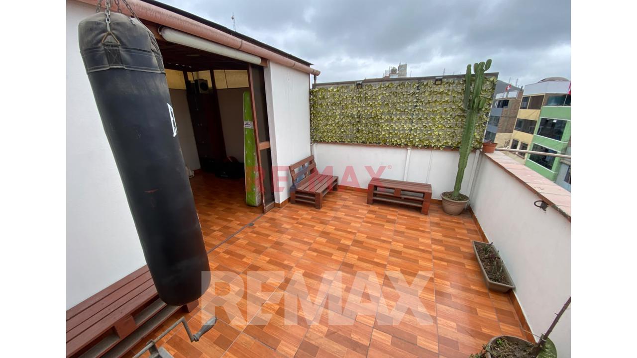 Venta De Departamento Tipo Dúplex Con Vista A La Ciudad En El Distrito De Los Olivos, — foto 5