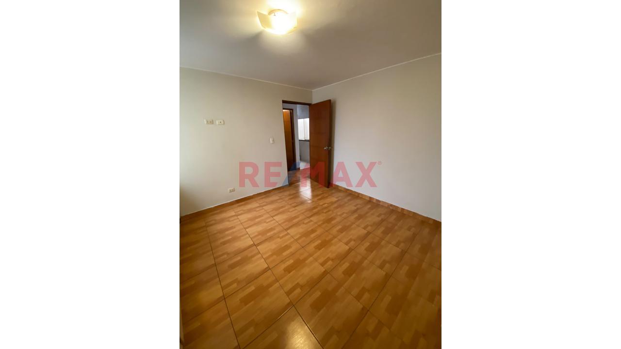Venta De Departamento Tipo Dúplex Con Vista A La Ciudad En El Distrito De Los Olivos, — foto 7