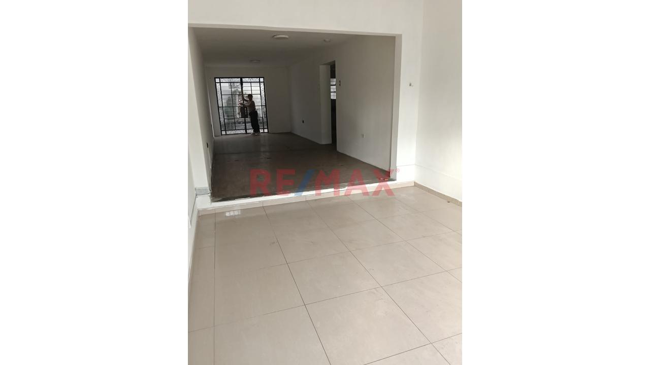 Se Alquila Local En Zona Comercial Frente Al Hospital Essalud - 13