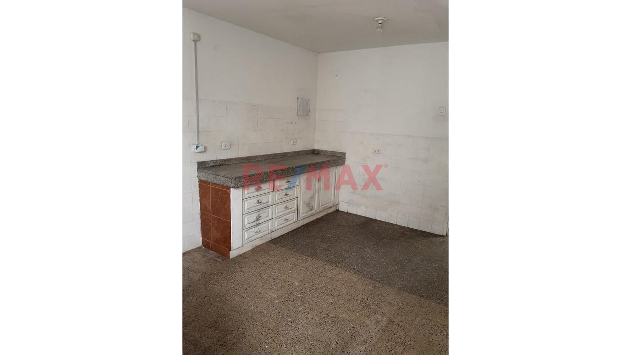 Se Alquila Local En Zona Comercial Frente Al Hospital Essalud - 16