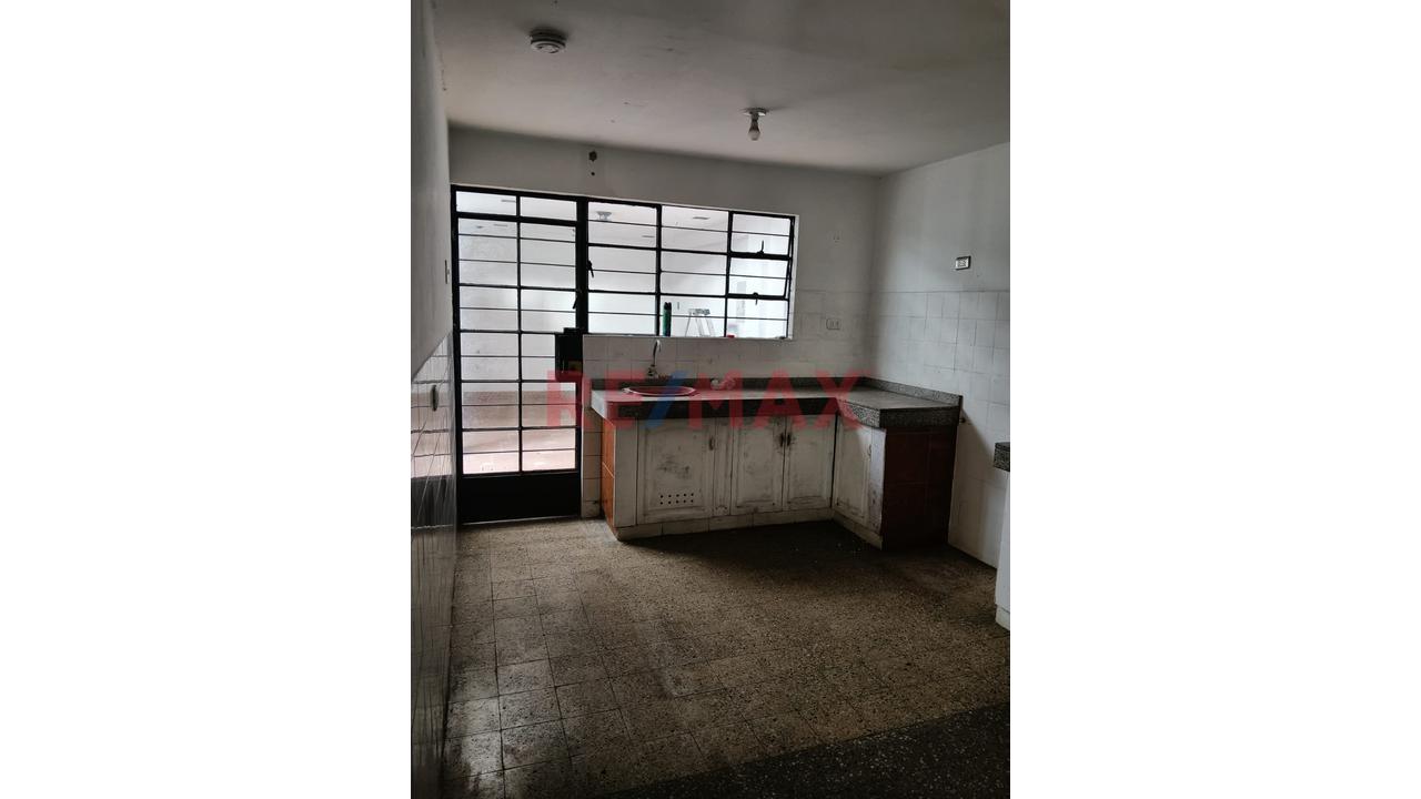 Se Alquila Local En Zona Comercial Frente Al Hospital Essalud - 9