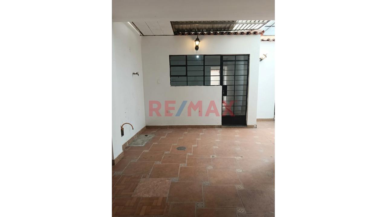 Se Alquila Local En Zona Comercial Frente Al Hospital Essalud - 12