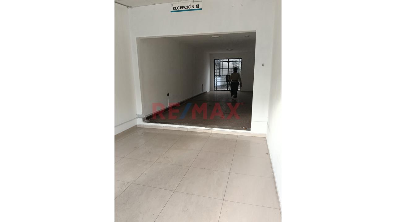 Se Alquila Local En Zona Comercial Frente Al Hospital Essalud - 19