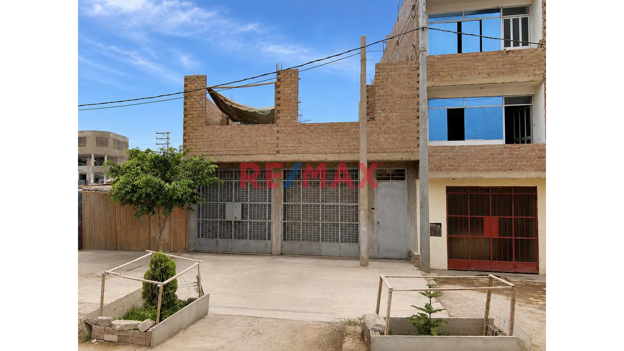 Vendo Amplia Casa Con Locales Comerciales En San Martin De Porres 🏗️🏗️