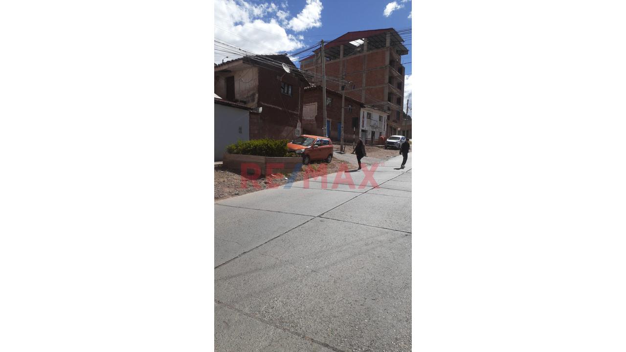 Excelente Ubicación, Muy Cerca De La Pista Principal Y A Solo 1 Cuadra De Los Buses, Con Fácil Acceso Vehicular Y Transporte Público. - 1