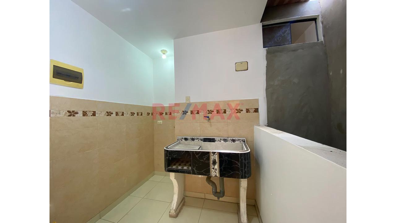 Casa De 3 Pisos Con 3 Departamentos Independientes En Ciudad Del Deporte – Ventanilla — foto 2