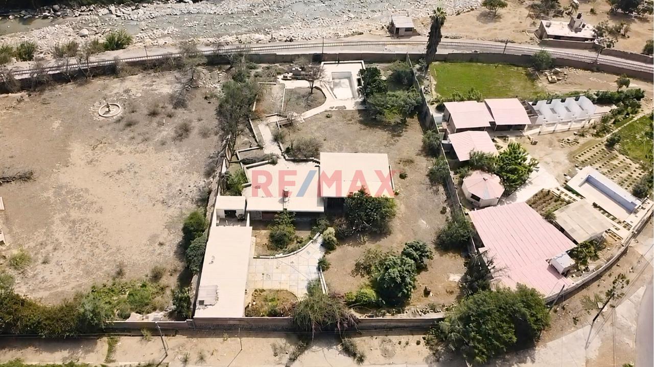 Se Vende  Casa En La Cantuta  Como Terreno Para Inversion Inmobiliaria — foto 4