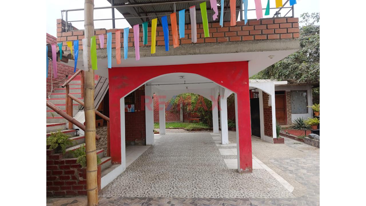 Casa De Campo Con Piscina En Laredo | Transferencia De Acciones Y Derechos / Aprox. 849.54 M² - 2
