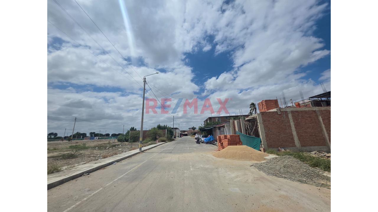Se Vende 1 Terreno De 105 M2  O 2 Terrenos Juntos De 210M2 En Urbanizacion Palmeras  ¡Oportunidad De Inversión Asegurada Para Un Desarrolo Inmobiliario O Construir La Casa De Tus Sueños! 🏗️✨ — foto 4