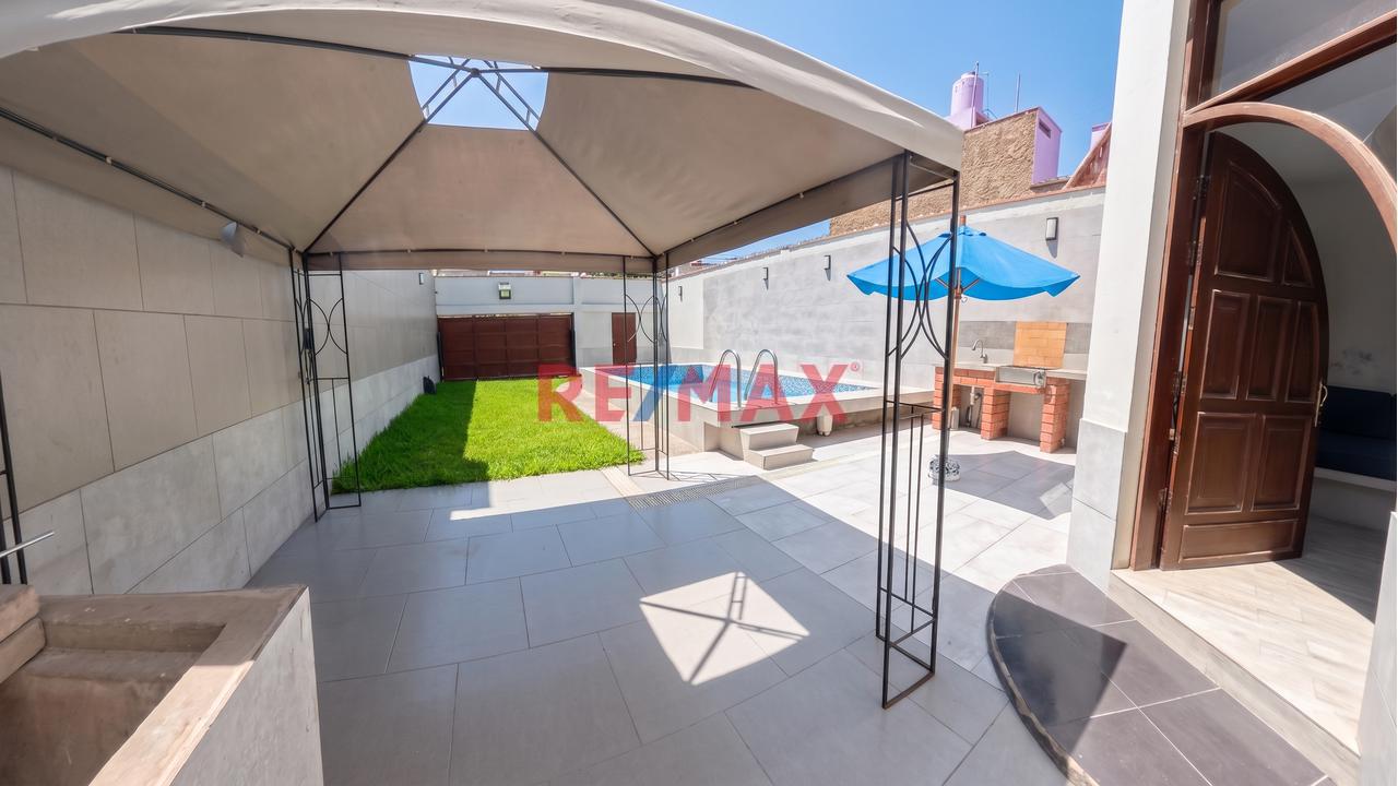 Casa De Playa Con Piscina En Venta - 4