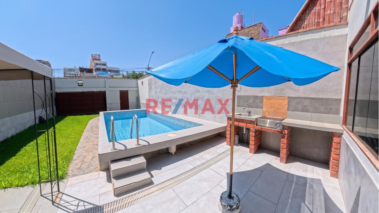 Casa De Playa Con Piscina En Venta - 1