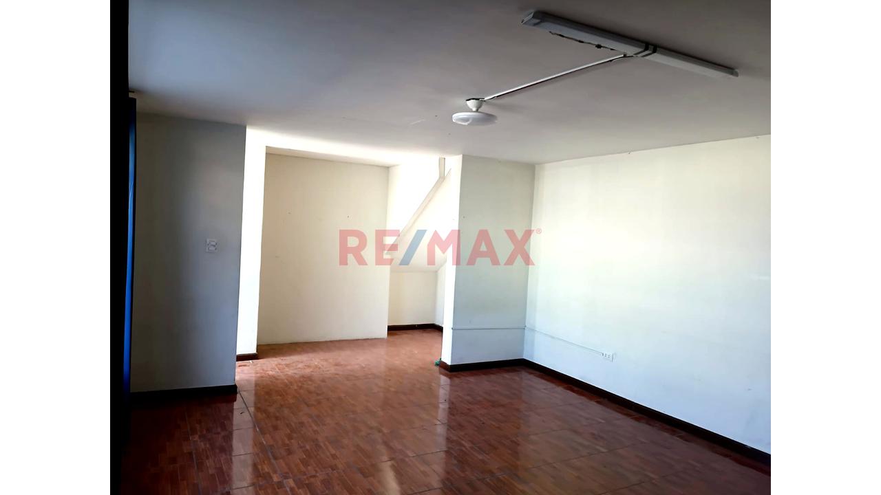 Local Comercial Amplio Y Versátil En Cerro Colorado - 3