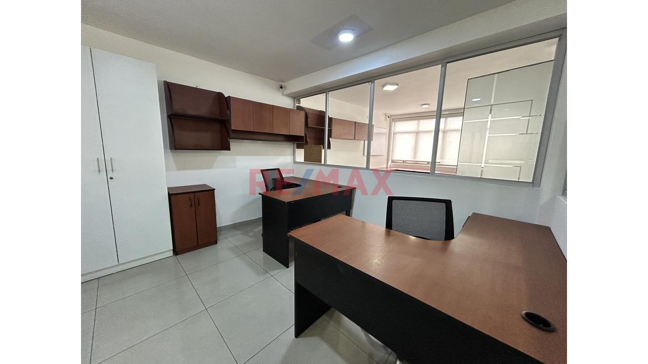 Alquilo Oficina De 482 M²: Totalmente Implementada En Surquillo Límite Con San Isidro - 13