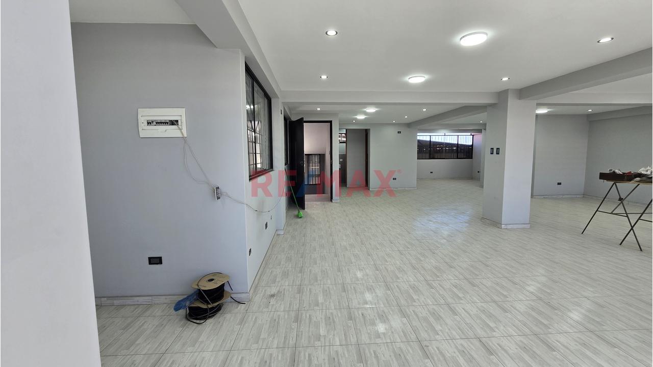 🏭 Local Comercial + Oficinas + Amplia Área Operativa En Cerro Colorado - 10