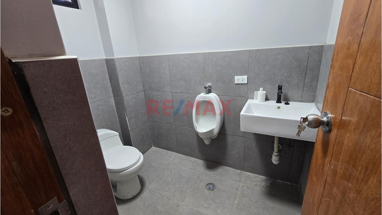 🏭 Local Comercial + Oficinas + Amplia Área Operativa En Cerro Colorado - 13