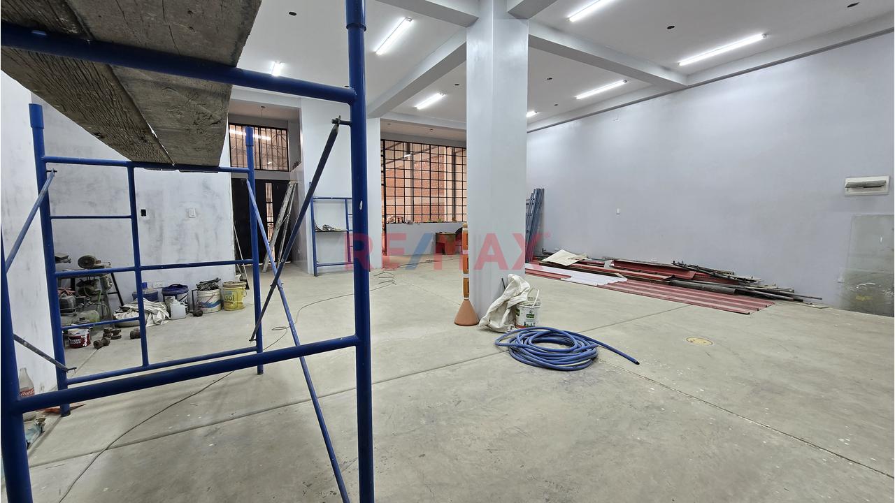 🏭 Local Comercial + Oficinas + Amplia Área Operativa En Cerro Colorado - 20