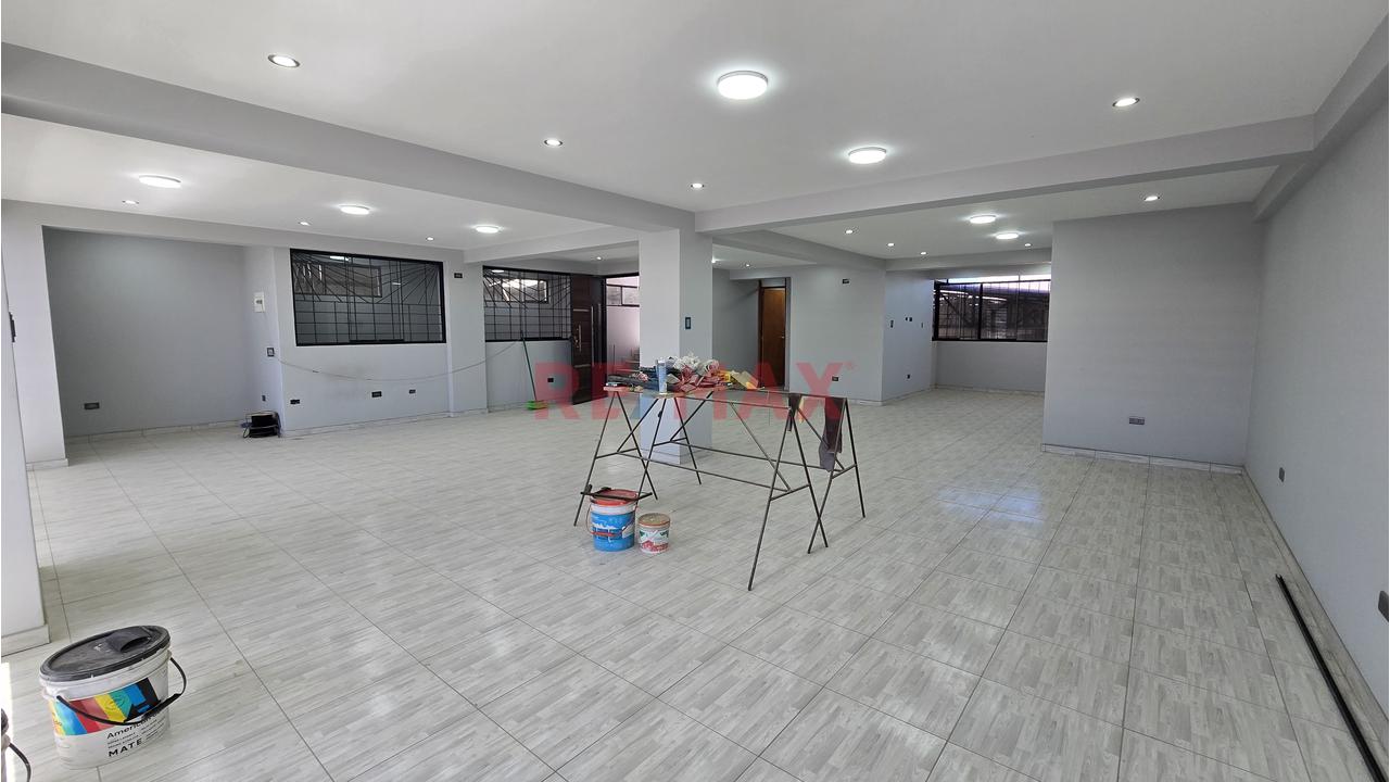 🏭 Local Comercial + Oficinas + Amplia Área Operativa En Cerro Colorado - 9