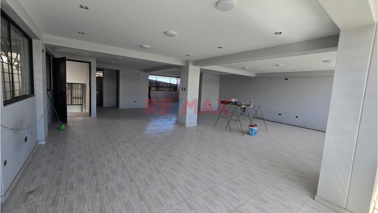 🏭 Local Comercial + Oficinas + Amplia Área Operativa En Cerro Colorado - 11