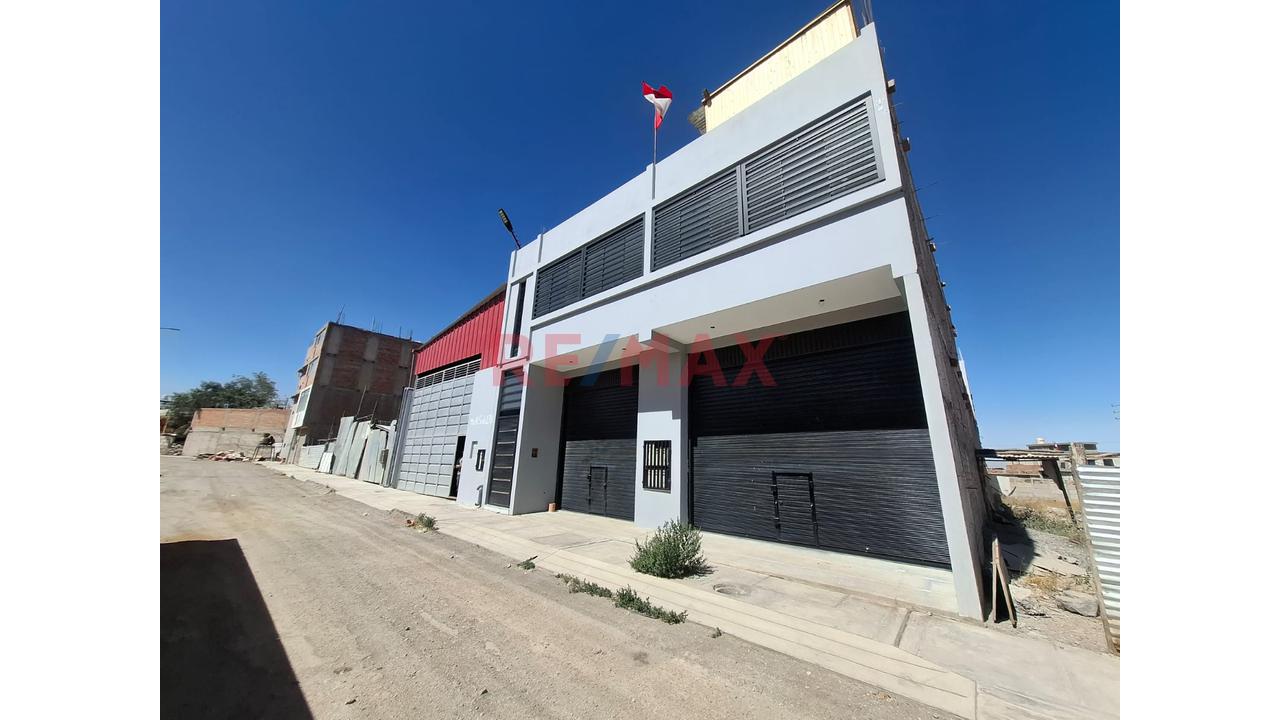 🏭 Local Comercial + Oficinas + Amplia Área Operativa En Cerro Colorado - 2