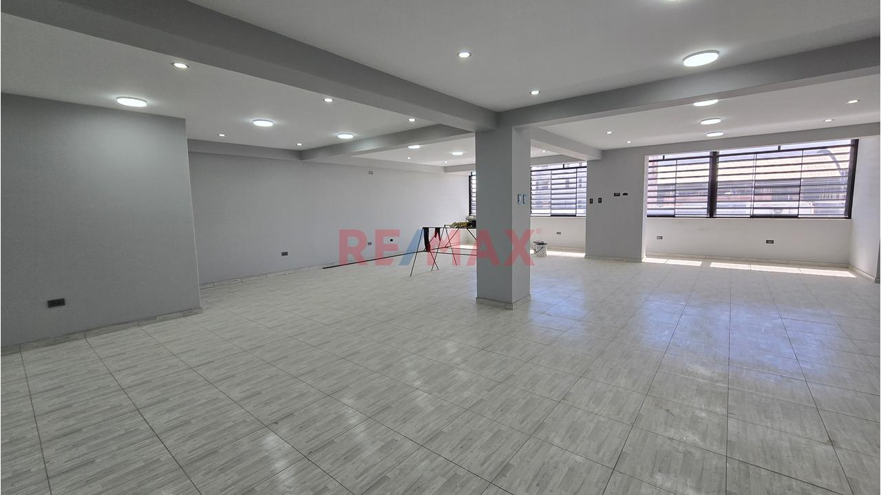 🏭 Local Comercial + Oficinas + Amplia Área Operativa En Cerro Colorado - 12