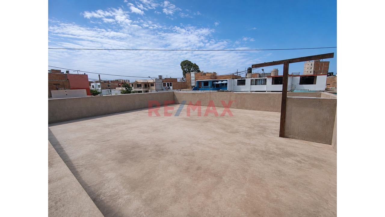 Amplia Casa En Venta En Bellavista | 152 M² De Terreno + 242 M² Construidos - 18
