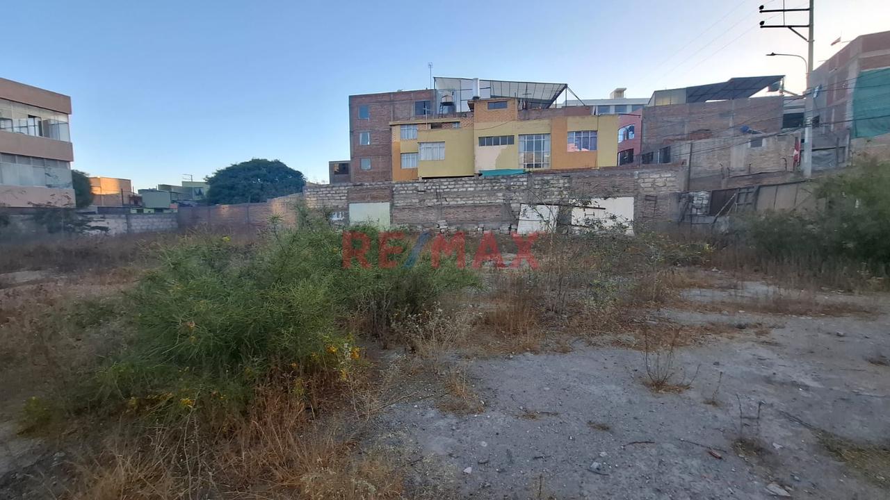 Terreno Estratégico En Esquina De 1,500 M² - 2