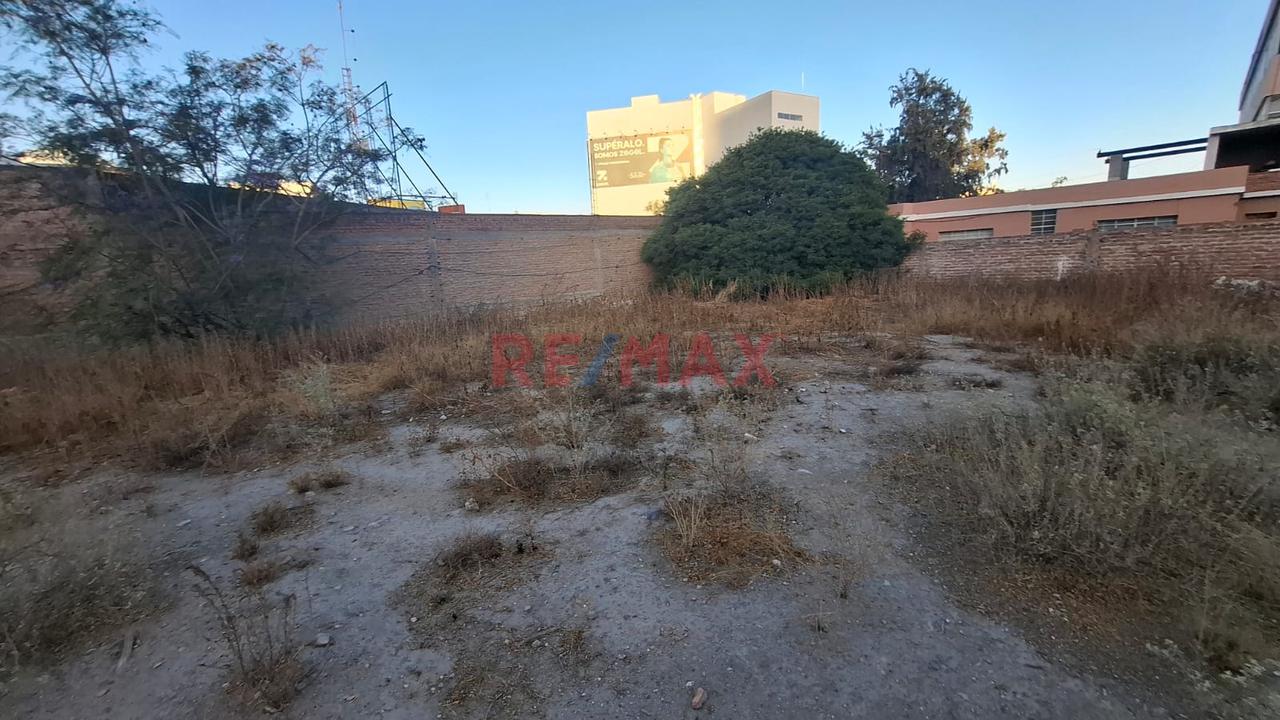 Terreno Estratégico En Esquina De 1,500 M² - 3